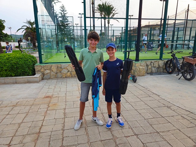 Jorge Delgado gana el torneo de ping pong